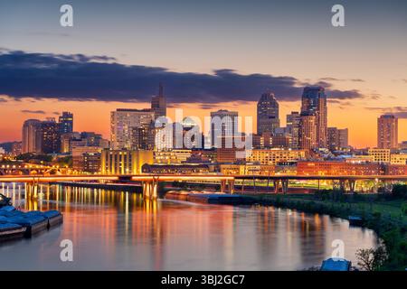 Die Skyline der Innenstadt von Saint Paul, Minnesota, USA am Mississippi River in der Abenddämmerung. Stockfoto
