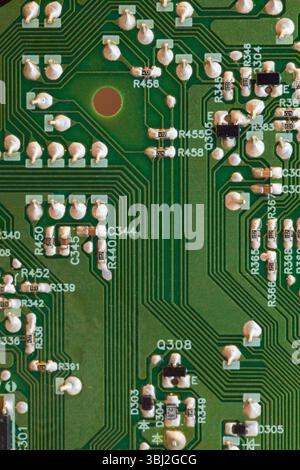 Detaillierte Nahaufnahme einer elektronischen Leiterplatte, in der Design, Komponenten und technische Raffinesse vorgestellt werden. Vertikale Makrofotografie Stockfoto
