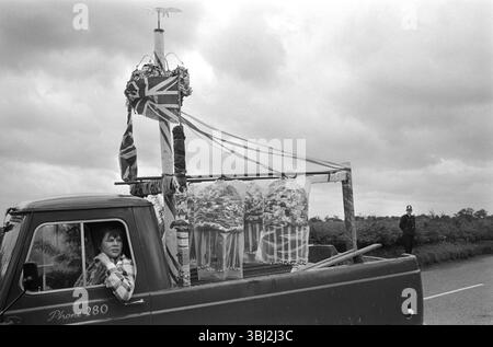 Barwick in Elmet, Frühlingsfeiertag Dienstag. 1970er Jahre Großbritannien. Die Girlanden und die Wetterfahne des Fuchs werden im Rahmen der dreijährlichen Feier rund um das Dorf gezeigt. Barwick in Elmet, West Yorkshire, England 1972 HOMER SYKES Stockfoto