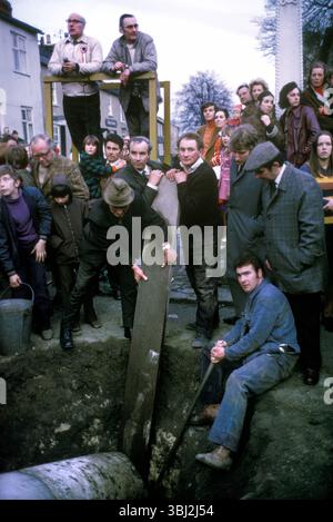 Barwick in Elmet Maypole Erziehungszeremonie. Das 86 Meter lange hölzerne Maibusch wird alle drei Jahre während der Spring Bank Holiday abgetragen und neu gestrichen. Eine Reihe von Seilen und Leitern und eine große Menge von Einheimischen beteiligt sich. Barwick in Elmet, West Yorkshire, England 1972 Großbritannien 1970er Jahre HOMER SYKES Stockfoto