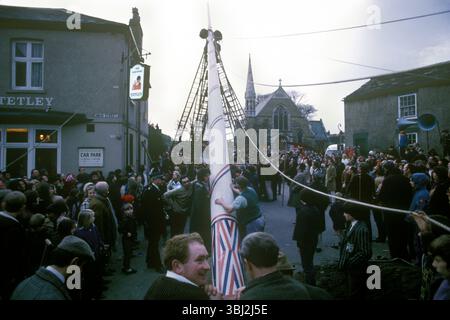 Barwick in Elmet Maypole Erziehungszeremonie. Das 86 Meter lange hölzerne Maibusch wird alle drei Jahre während der Spring Bank Holiday abgetragen und neu gestrichen. Eine Reihe von Seilen und Leitern und eine große Menge von Einheimischen beteiligt sich. Barwick in Elmet, West Yorkshire, England 1972 Großbritannien 1970er Jahre HOMER SYKES Stockfoto