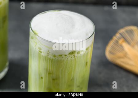 Hausgemachter Eismatcha mit kalter Schaumcreme im Glas Stockfoto