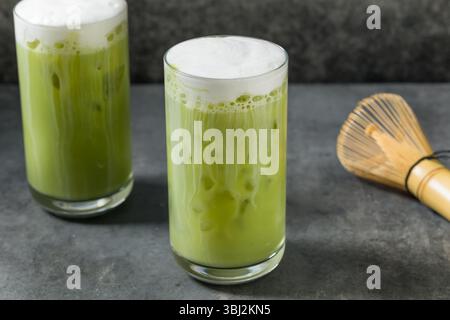 Hausgemachter Eismatcha mit kalter Schaumcreme im Glas Stockfoto