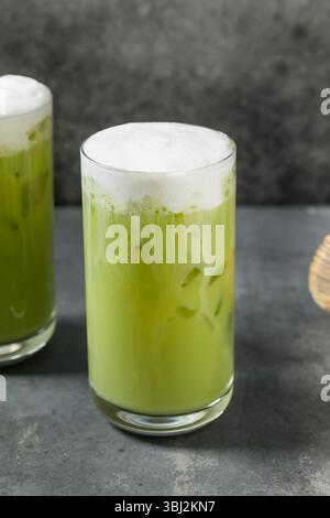 Hausgemachter Eismatcha mit kalter Schaumcreme im Glas Stockfoto
