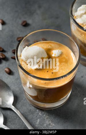 Hausgemachter Kaffee Affogato Eiscreme in einer Tasse Stockfoto