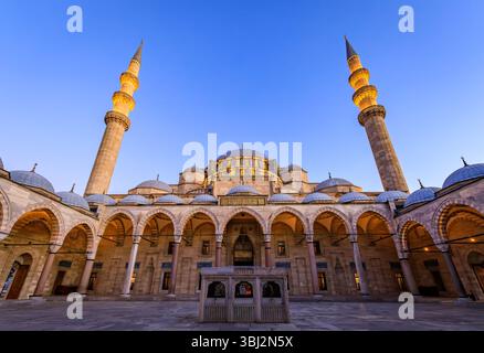 Die majestätische Suleymaniye-Moschee, eine osmanische Kaisermoschee, mit ihrer großen Kuppel und den aufragenden Minaretten unter einem klaren Sonnenuntergang Himmel in Istanbul, Türkei Stockfoto