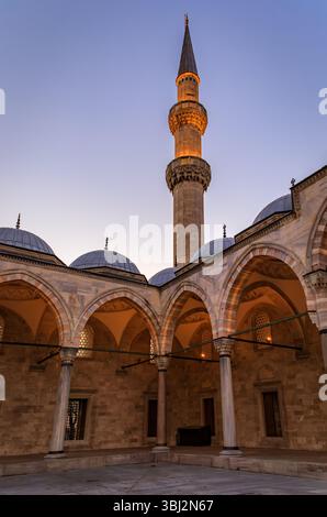 Die majestätische Suleymaniye-Moschee, eine osmanische Kaisermoschee, zeigt ihre große Kuppel und aufragende Minarette unter klarem Himmel in Istanbul, Türkei Stockfoto