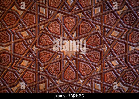 Eine komplizierte Holztafel mit traditionellen geometrischen Sternmustern der islamischen Gigrih an einer Tür in der Suleymaniye-Moschee in Istanbul, Türkei Stockfoto