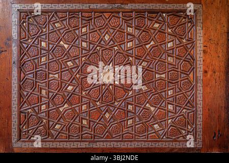 Eine komplizierte Holztafel mit traditionellen geometrischen Sternmustern der islamischen Gigrih an einer Tür in der Suleymaniye-Moschee in Istanbul, Türkei Stockfoto