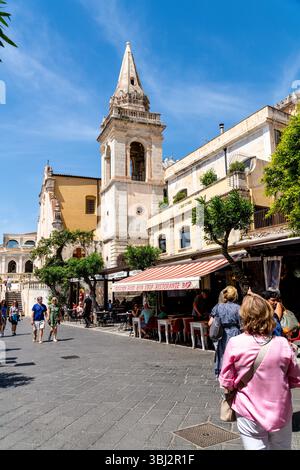 Taormina, Sizilien - Italien - 05-04-2025: Vertikale Ansicht der Piazza IX Aprile in Taormina, Sizilien, mit Chiesa di San Giuseppe, Markisen, Touristen, Tre Stockfoto