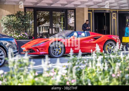 London, Großbritannien, 19. August 2023: Ein roter Ferrari F8 Tributo Hypercar parkt auf der Straße vor dem Mayfair Hotel. Stockfoto