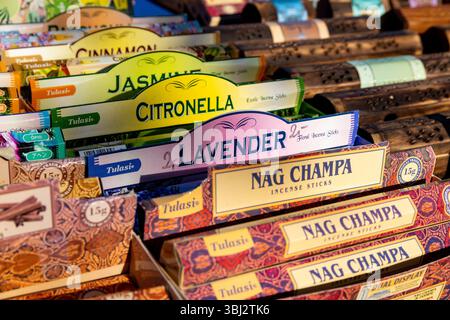 Jalon, Alicante - Spanien - 12-14-2024: Verschiedene Räucherstäbchen in bunten Boxen, darunter Lavendel, Jasmin, Citronella, Zimt, A Stockfoto