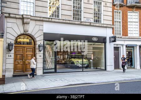 London, Großbritannien, 19. August 2023: Ausstellungsraum der Land Rover Händlerniederlassung in Mayfair. Stockfoto