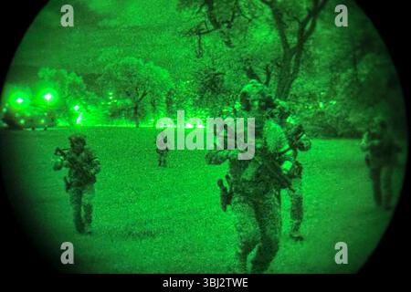 5. Juni 2025 - Colorado Springs, Colorado, USA - US-amerikanische Operateure mit der 10th Special Forces Group (Airborne) und Spezialeinheiten aus Großbritannien und Polen infiltrieren von einem CH-47 Chinook Hubschrauber und greifen während einer gemeinsamen Trainingsübung in Colorado Springs, Colorado, am 5. Juni 2025 auf ihr Ziel an. Die US-amerikanischen, britischen und polnischen Streitkräfte trainierten drei Wochen lang zusammen, bevor die letzte Übung aus Teams bestand, die sich auf das Ziel konzentrierten, ein hochwertiges Ziel gefangen oder getötet und sensible Standortausbeutung durchgeführt wurden. (Bild: © U.S. Army/ZUMA Press Wire) E Stockfoto