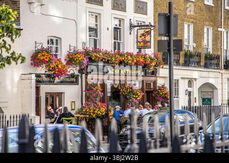 London, Großbritannien, 19. August 2023: Traditionelles Pub außerhalb des Antelope Publishauses in der Gegend von Belgravia Stockfoto