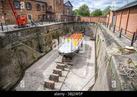 Gloucester, Großbritannien, 19. August 2023: Gloucester Docks Schiffsreparaturwerft am Sharpness Canal. Zu den Docks gehören 15 viktorianische Lagerhäuser. Stockfoto