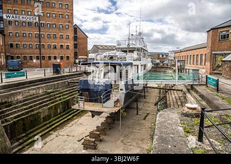 Gloucester, Großbritannien, 19. August 2023: Gloucester Docks Schiffsreparaturwerft am Sharpness Canal. Zu den Docks gehören 15 viktorianische Lagerhäuser. Stockfoto