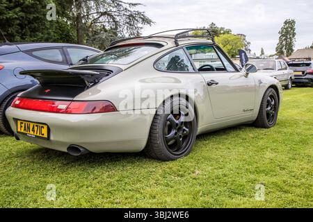 Bristol, Großbritannien, 23. August 2023: Cremegrau 993 Porsche Carrera Sportwagen aus den 90er Jahren Stockfoto
