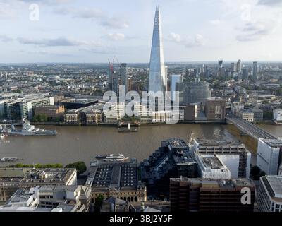 Central London, UK – 12. Juni 2025: Wetter in Großbritannien. Atemberaubender Londoner Sonnenuntergang: Überwältigender Blick auf die Londoner Skyline rund um The Shard unter klarem Abendhimmel vom Walkie Talkie Skyscraper aus. England UK Credit: Xiu Bao/Alamy Live News. Stockfoto