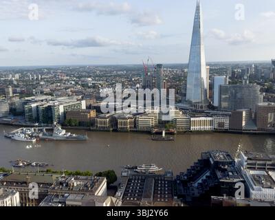 Central London, UK – 12. Juni 2025: Wetter in Großbritannien. Atemberaubender Londoner Sonnenuntergang: Überwältigender Blick auf die Londoner Skyline rund um The Shard unter klarem Abendhimmel vom Walkie Talkie Skyscraper aus. England UK Credit: Xiu Bao/Alamy Live News. Stockfoto