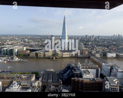 Central London, UK – 12. Juni 2025: Wetter in Großbritannien. Atemberaubender Londoner Sonnenuntergang: Überwältigender Blick auf die Londoner Skyline rund um The Shard unter klarem Abendhimmel vom Walkie Talkie Skyscraper aus. England UK Credit: Xiu Bao/Alamy Live News. Stockfoto