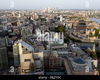Central London, UK – 12. Juni 2025: Wetter in Großbritannien. Atemberaubender Londoner Sonnenuntergang: Atemberaubender Blick auf die Stadt vom Walkie Talkie Skyscraper. England UK Credit: Xiu Bao/Alamy Live News. Stockfoto