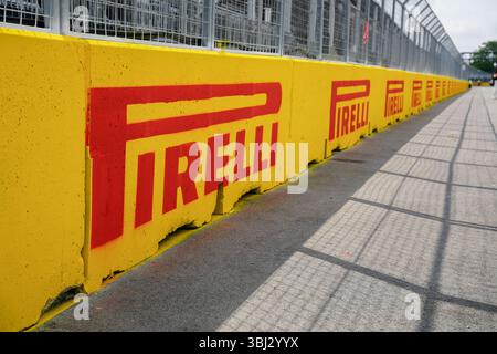 Montreal, Quebec, Kanada – 12. Juni 2025: Nahaufnahme der gelben Sicherheitsbarrieren mit rotem Pirelli-Branding entlang der Rennstrecke Gilles-Villeneuve während des Formel 1 Grand Prix du Canada. Stockfoto