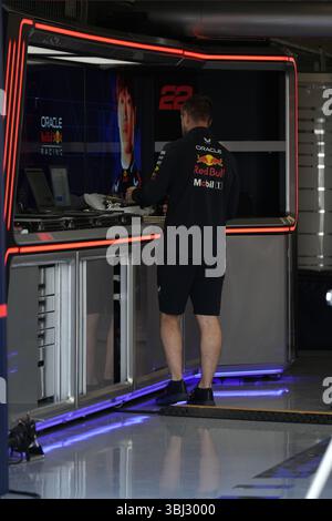 Montreal, Quebec, Kanada – 12. Juni 2025: Ein Mitglied des Red Bull Racing-Teams arbeitet während des Formel-1-Grand-Prix von Kanada an der Technikstation vor Yuki Tsunodas Porträt in der Teamgarage. Stockfoto