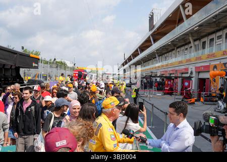 Montreal, Quebec, Kanada – 12. Juni 2025: Fans treffen sich während des Formel 1 Grand Prix du Canada in der Boxengasse des Circuit Gilles-Villeneuve. Stockfoto