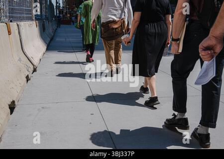 New York, USA. Juni 2025. Pastor Padre Fabian Arias führt wöchentlich eine stille Mahnwache rund um 26 Federal Plaza, das Bundesgebäude, in dem viele Einwanderer mit Gerichtsdaten vor Ort von ICE-Agenten verhaftet werden. New Sanctuary Coalition hält am 12. Juni 2025 in New York, New York, NY, einen wöchentlichen Spaziergang ab, um mit den Personen zu stehen, die in Haft und Deportation geraten (Foto: Laura Brett/SIPA USA) Credit: SIPA USA/Alamy Live News Stockfoto