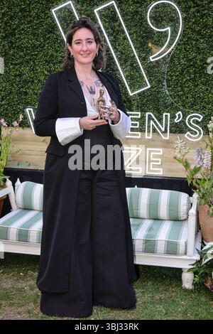 London, Großbritannien. Juni 2025. Yael van der Wouden, die Gewinnerin des Women's Prize for Fiction for the Safekeep, überreicht ihre Auszeichnung bei der Women's Prize Trust Summer Party & Awards. Die Auszeichnungen werden von einer Sommerfeier auf dem Bedford Square begleitet. Quelle: Imageplotter/Alamy Live News Stockfoto