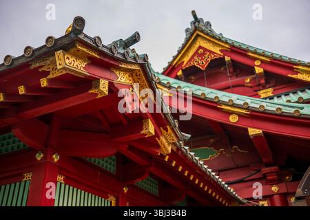 Verziertes grünes Tempeldach mit dekorativen Details mit roter und goldener Struktur und Akzenten in Tokio, Japan Stockfoto