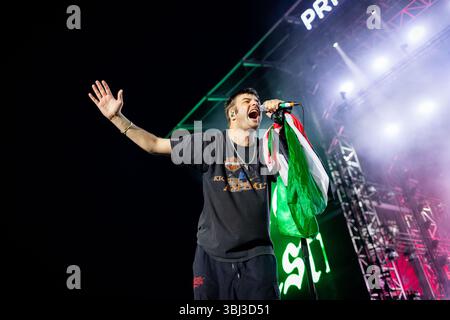 Porto, Portugal. Juni 2025. Grian Chatten von Fontaines D.C. tritt live im Primavera Sound Porto 2025 auf und liefert ein beeindruckendes Set. Quelle: SOPA Images Limited/Alamy Live News Stockfoto