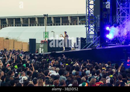 Porto, Portugal. Juni 2025. Grian Chatten von Fontaines D.C. tritt live im Primavera Sound Porto 2025 auf und liefert ein beeindruckendes Set. Quelle: SOPA Images Limited/Alamy Live News Stockfoto