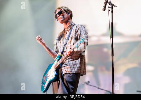 Porto, Portugal. Juni 2025. Conor Curley von Fontaines D.C. tritt live im Primavera Sound Porto 2025 auf und liefert ein beeindruckendes Set. Juni 2025. Quelle: SOPA Images Limited/Alamy Live News Stockfoto
