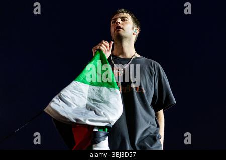 Porto, Portugal. Juni 2025. Grian Chatten von Fontaines D.C. tritt live im Primavera Sound Porto 2025 auf und liefert ein beeindruckendes Set. Quelle: SOPA Images Limited/Alamy Live News Stockfoto