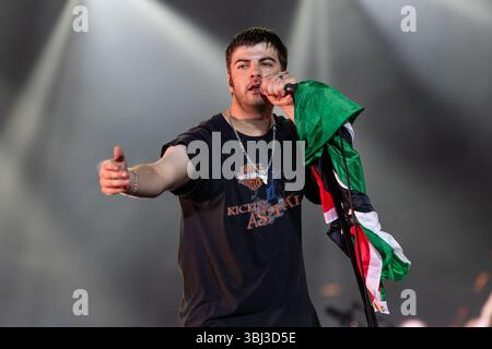 Porto, Portugal. Juni 2025. Grian Chatten von Fontaines D.C. tritt live im Primavera Sound Porto 2025 auf und liefert ein beeindruckendes Set. Quelle: SOPA Images Limited/Alamy Live News Stockfoto
