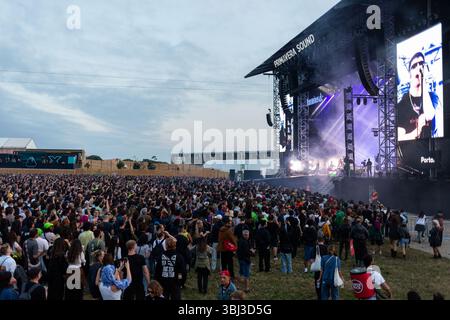 Porto, Portugal. Juni 2025. Grian Chatten von Fontaines D.C. tritt live im Primavera Sound Porto 2025 auf und liefert ein beeindruckendes Set. Quelle: SOPA Images Limited/Alamy Live News Stockfoto