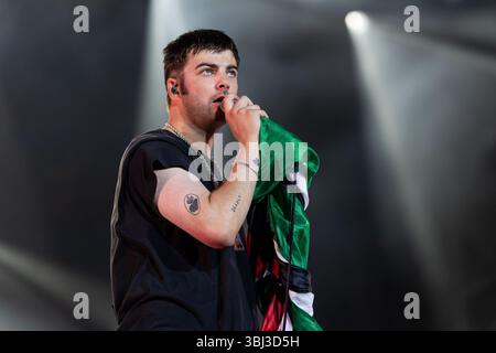 Porto, Portugal. Juni 2025. Grian Chatten von Fontaines D.C. tritt live im Primavera Sound Porto 2025 auf und liefert ein beeindruckendes Set. Quelle: SOPA Images Limited/Alamy Live News Stockfoto