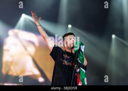 Porto, Portugal. Juni 2025. Grian Chatten von Fontaines D.C. tritt live im Primavera Sound Porto 2025 auf und liefert ein beeindruckendes Set. Quelle: SOPA Images Limited/Alamy Live News Stockfoto