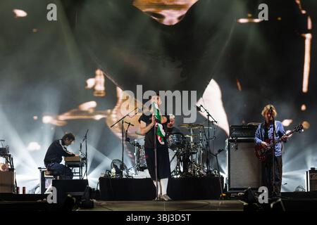Porto, Portugal. Juni 2025. Grian Chatten von Fontaines D.C. tritt live im Primavera Sound Porto 2025 auf und liefert ein beeindruckendes Set. Quelle: SOPA Images Limited/Alamy Live News Stockfoto