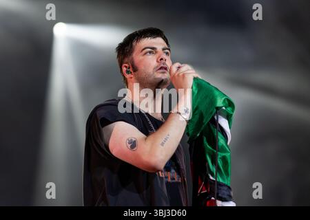 Porto, Portugal. Juni 2025. Grian Chatten von Fontaines D.C. tritt live im Primavera Sound Porto 2025 auf und liefert ein beeindruckendes Set. Quelle: SOPA Images Limited/Alamy Live News Stockfoto