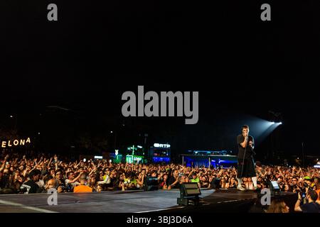 Porto, Portugal. Juni 2025. Grian Chatten von Fontaines D.C. tritt live im Primavera Sound Porto 2025 auf und liefert ein beeindruckendes Set. Quelle: SOPA Images Limited/Alamy Live News Stockfoto