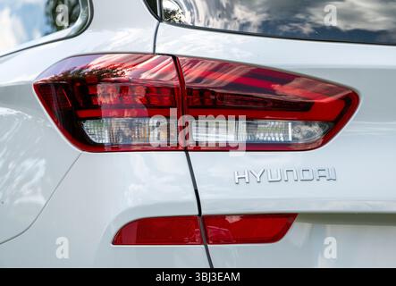 Nova Bana, Slowakei - 1. Juni 2025: Hyundai Emblem und Rückleuchten am Auto. Hyundai Logo aus nächster Nähe. Stockfoto