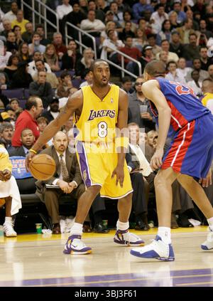Los Angeles Lakers' Kobe Bryant während eines NBA-Basketballspiels gegen die Detroit Pistons am 25. Februar 2005. Foto von Francis Specker Stockfoto