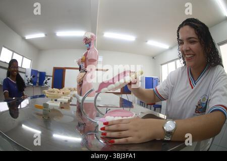 Tanhacu, bahia, brasilien - 31. Mai 2025: Schüler einer staatlichen Schule nehmen an einer Klasse im Wissenschafts- und Biologielabor der Schule Teil. Stockfoto