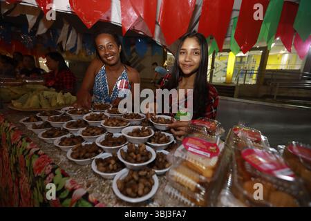 Tanhacu, bahia, brasilien - 31. Mai 2025: Typischer Stand mit Essen bei einem Juni-Festival im Inneren von Bahia während der Festlichkeiten von Sao Joao. Stockfoto