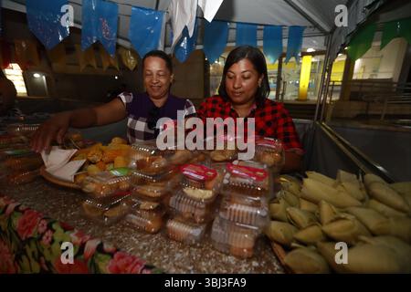 Tanhacu, bahia, brasilien - 31. Mai 2025: Typischer Stand mit Essen bei einem Juni-Festival im Inneren von Bahia während der Festlichkeiten von Sao Joao. Stockfoto