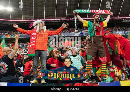 Die portugiesischen Fans feiern einen Sieg beim Endspiel der UEFA Nations League 2025 zwischen Portugal und Spanien in der Münchener Football Arena. Endstand: Portugal 2:2 (Elfmeter 5:3) Spanien. Stockfoto