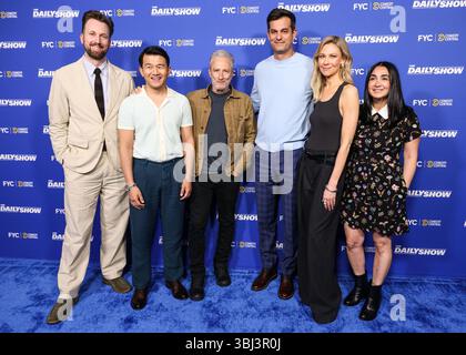 HOLLYWOOD, LOS ANGELES, KALIFORNIEN, USA – JUNI 07: US-amerikanischer Comedian Jordan Klepper, malaysisch-amerikanischer Comedian und Schauspieler Ronny Chieng, US-amerikanischer Comedian, Schriftsteller, Produzent, Regisseur der politische Kommentator, Schauspieler und Fernsehmoderator Jon Stewart, der amerikanische Stand-up-Comedian Michael Kosta, der US-amerikanische Comedian und Schauspielerin Desi Lydic und die Executive-TV-Produzentin Jennifer Flanz kommen zur „The Daily Show“ von Comedy Central ATAS (Academy of Television Arts and Sciences) Stockfoto
